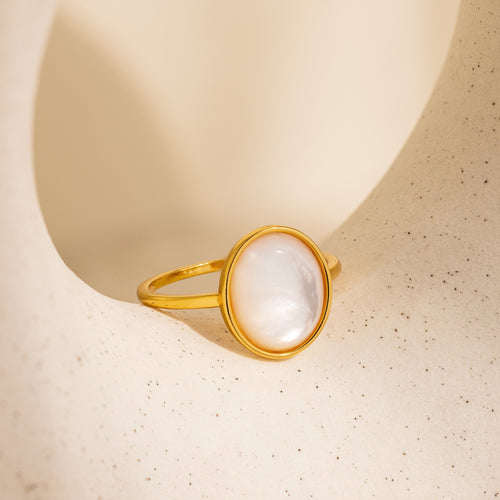 Vintage Elegance: Mother of Pearl Signet Ring