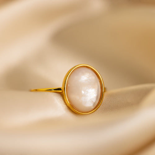 Vintage Elegance: Mother of Pearl Signet Ring