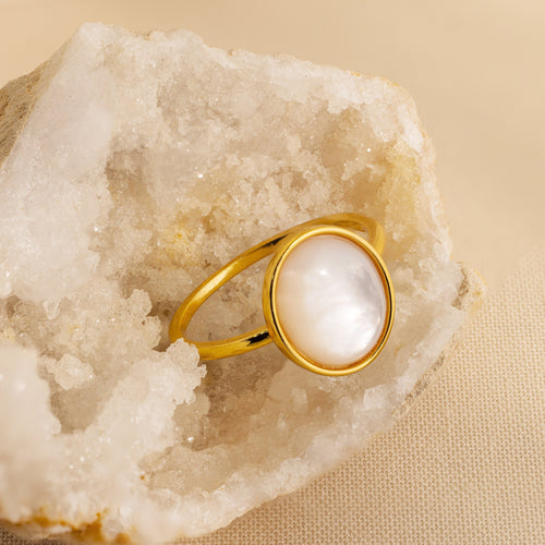 Vintage Elegance: Mother of Pearl Signet Ring