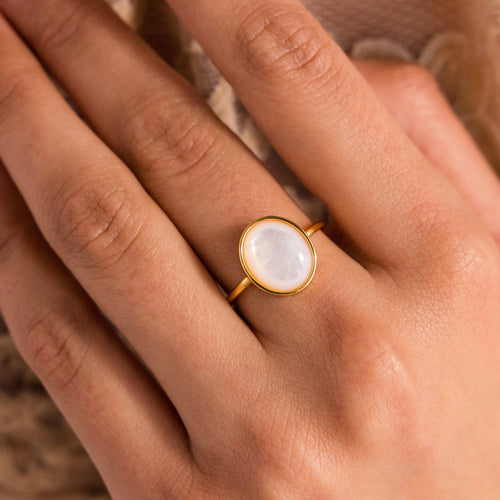 Vintage Elegance: Mother of Pearl Signet Ring