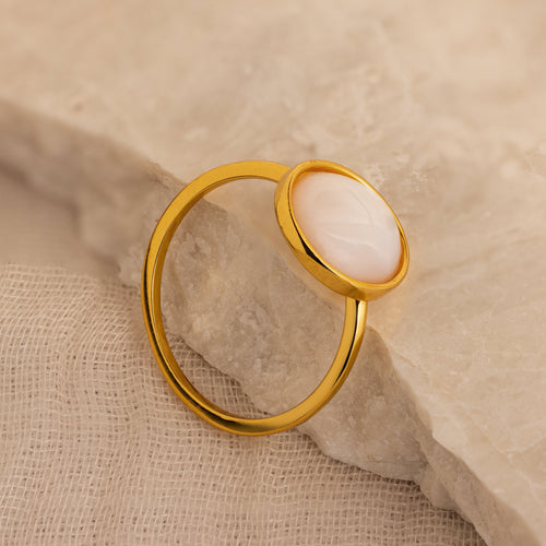 Vintage Elegance: Mother of Pearl Signet Ring